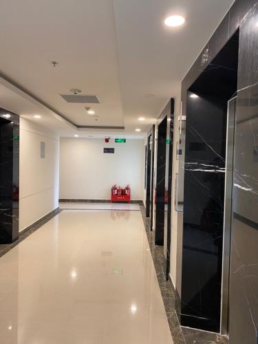Hành lang căn hộ Vinhomes Grand Park Căn hộ Vinhomes Grand Park tầng cao đón view nội khu mát mẻ.