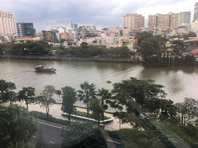 View ban công Vinhomes Golden River, Quận 1 Căn hộ Vinhomes Golden River view sông và thành phố thơ mộng.