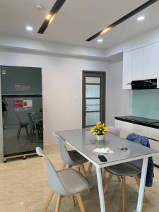 bàn ăn Cho thuê căn hộ Saigon South Residence 3PN, tầng thấp, DT 100m2, đầy đủ nội thất