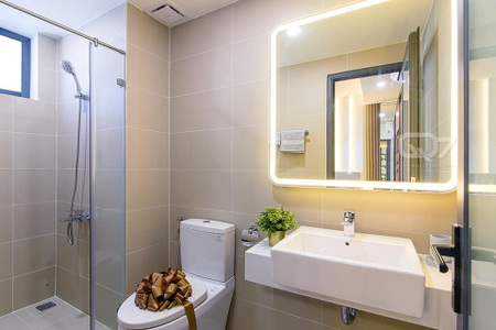 toilet căn hộ Q7 Boulavard Căn hộ Q7 Boulevard nội thất cơ bản, cửa chính hướng Đông Bắc