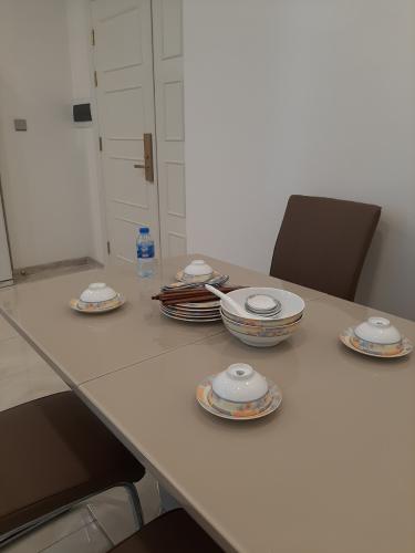 bàn ăn Vinhomes Golden River Office-tel Vinhomes Golden River tầng cao, 1PN đầy đủ nội thất