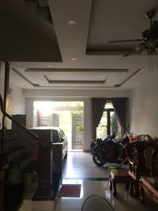 Nhà phố Quận 9 Nhà phố KDC Hưng Phú kết cấu 1 trệt 3 lầu, có Gara để xe hơi trong nhà.