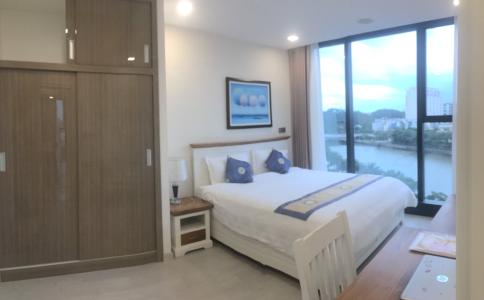 Phòng ngủ Vinhomes Golden River, Quận 1 Căn hộ Vinhomes Golden River view sông và thành phố thơ mộng.