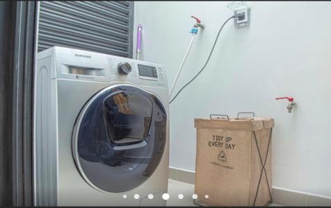 Lô gia Vinhomes Golden River, Quận 1 Căn hộ Vinhomes Golden River tầng 10, đầy đủ nội thất.