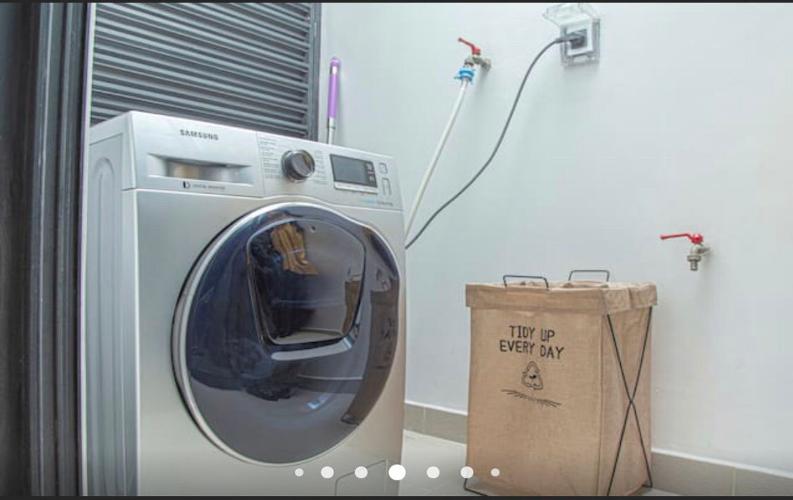 Lô gia Vinhomes Golden River, Quận 1 Căn hộ Vinhomes Golden River tầng 10, đầy đủ nội thất.