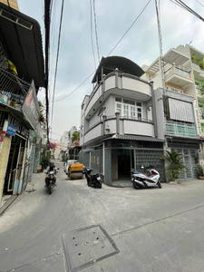 Đường trước nhà phố Quận Tân Phú Nhà phố có 3 mặt tiền hẻm xe tải đường Lý Thánh Tông, nội thất cơ bản.