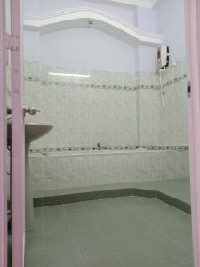 Phòng tắm nhà phố Quận Tân Phú Nhà phố 2 mặt tiền hẻm cách công viên Đầm Sen 1km, nội thất cơ bản.