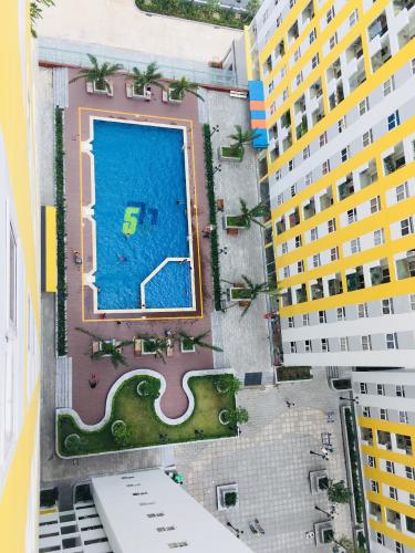 View nội khu City Gate, Quận 8 Căn hộ City Gate tầng trung, view nội khu hồ bơi mát mẻ.