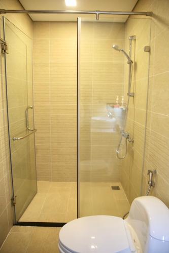 Phòng tắm Căn hộ Vinhomes Central Park Căn hộ Vinhomes Central Park tầng 10 nội thất đầy đủ, sàn lót gỗ