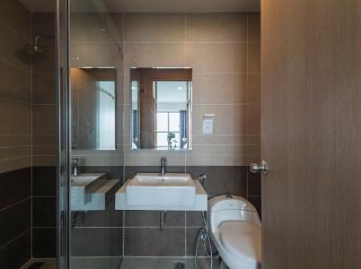 Nhà tắm căn hộ The Sun Avenue Căn hộ The Sun Avenue tầng trung, view thành phố sầm uất.