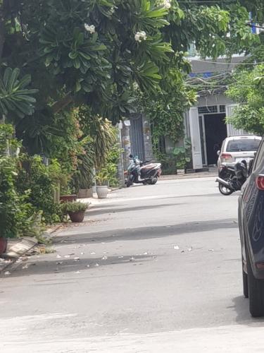 Đường trước nhà phố Quận Thủ Đức Nhà phố đường nhựa rộng 8m không ngập nước, kết cấu 1 trệt 3 lầu.