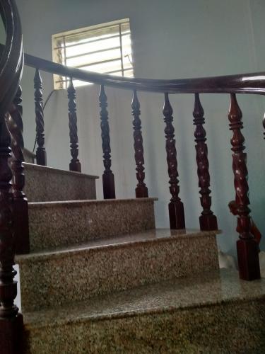 Cầu thang nhà phố quận Bình Thạnh Bán nhà phố 3 tầng, đường hẻm Trần Bình Trọng, phường 5, quận Bình Thạnh, diện tích đất 115m2, sổ hồng đầy đủ.