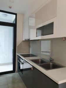 Phòng bếp Vinhomes Golden River Quận 1 Căn hộ Vinhomes Golden River tầng cao, ban công hướng Đông Bắc.