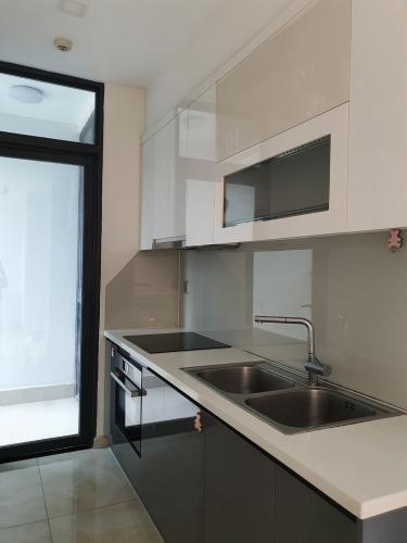 Phòng bếp Vinhomes Golden River Quận 1 Căn hộ Vinhomes Golden River tầng cao, ban công hướng Đông Bắc.