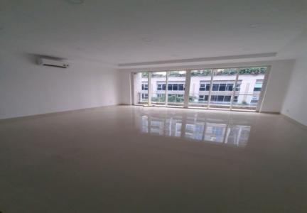 Bên trong Vinhomes Golden River, Quận 1 Shophouse Vinhomes Golden River hướng Tây Nam, nội thất cơ bản.