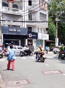 Đường trước nhà phố Quận Phú Nhuận Nhà phố có 2 mặt tiền đường Lê Quý Đôn, diện tích 21m2 vuông đẹp.