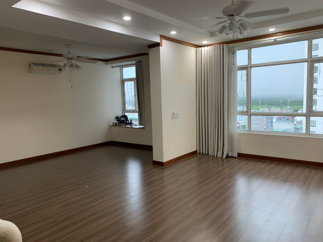 Căn hộ Hoàng Anh Gold House, Huyện Nhà Bè Căn Duplex Hoàng Anh Gold House thiết kế toàn bộ sàn lót gỗ, nội thất cơ bản.