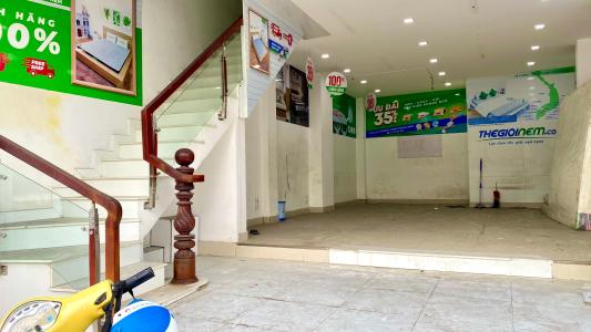 phòng khách Nhà phố hướng Đông Nam mặt tiền, diện tích sử dụng 432m2.