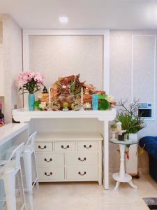 Phòng khách căn hộ Vinhomes Golden River, Quận 1 Căn hộ Vinhomes Golden River hướng Tây Nam, view nội khu yên tĩnh.