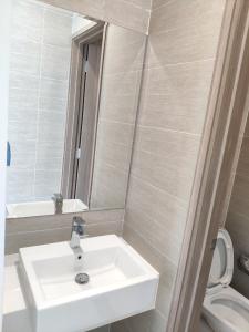 Toilet Vinhomes Grand Park Quận 9 Căn hộ Vinhomes Grand Park nội thất cơ bản, 2 phòng ngủ.