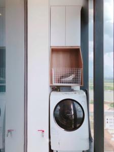 Khu vực giặt quần áo Căn hộ Vinhomes Golden River hướng Tây Nam, view nội khu yên tĩnh.