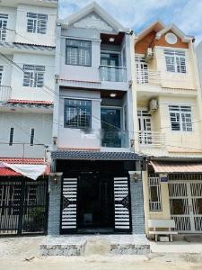 Nhà phố Huyện Nhà Bè Nhà phố đường xe hơi rộng rãi hướng Tây, kết cấu 1 trệt 2 lầu.