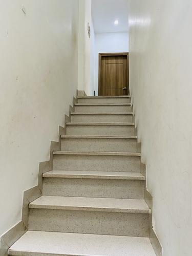 Nhà phố Quận Thủ Đức Nhà phố thiết kế 1 trệt, 2 lầu và sân thượng kiên cố, có sổ hồng riêng.