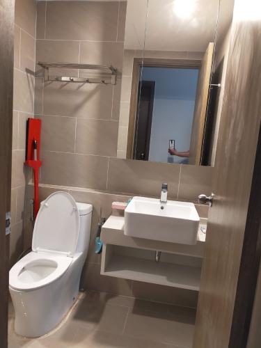 Nhà vệ sinh River Panorama Căn hộ River Panorama view nội khu và thành phố thoáng mát.