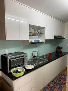 Phòng bếp Flora Novia, Thủ Đức Căn hộ Flora Novia tầng trung, view thành phố.