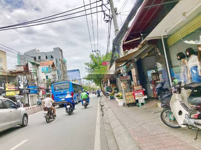 đường trước Nhà phố đường Huỳnh Tấn Phát quận 7 Nhà phố đường Huỳnh Tấn Phát, diện tích 70m2 không có nội thất.