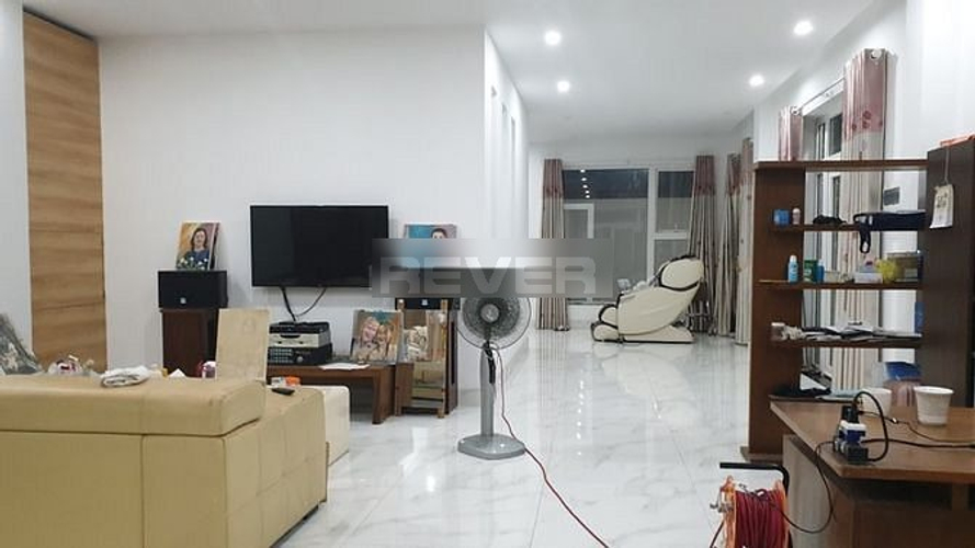 Nhà phố Huyện Nhà Bè Nhà phố thiết kế 1 trệt, 3 lầu diện tích 230m2, cửa hướng Đông thoáng mát.