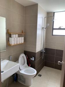 Phòng tắm căn hộ The Sun Avenue Căn hộ tầng cao The Sun Avenue nội thất đầy đủ, ban công thoáng.