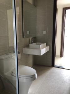 Phòng tắm căn hộ Saigon Royal Căn hộ Saigon Royal 2 phòng ngủ cửa hướng Đông Nam, view Bitexco.