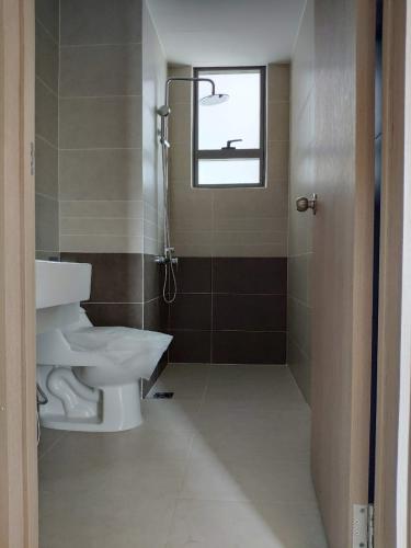 nhà tắm căn hộ The Sun Avenue Căn hộ tầng 15 The Sun Avenue nội thất đầy đủ, cửa chính hướng Tây Nam