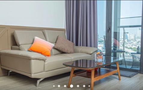 Phòng khách Vinhomes Golden River, Quận 1 Căn hộ Vinhomes Golden River tầng 10, đầy đủ nội thất.