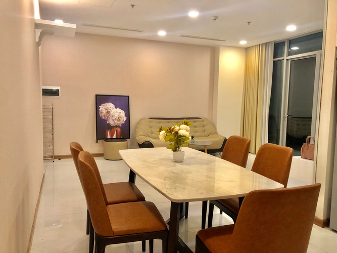 Căn hộ Vinhomes Central Park, Quận Bình Thạnh Căn hộ Vinhomes Central Park tầng 2 view đường Nguyễn Hữu Cảnh.