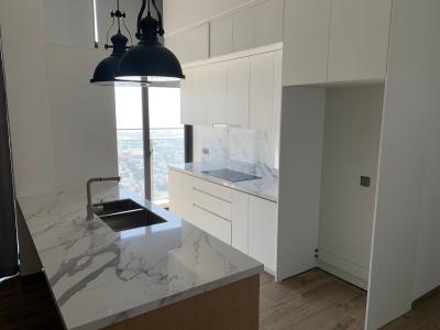 phòng bếp penthouse riviera point Căn hộ Penthouse Riviera Point tầng cao, ngắm nhìn thành phố.