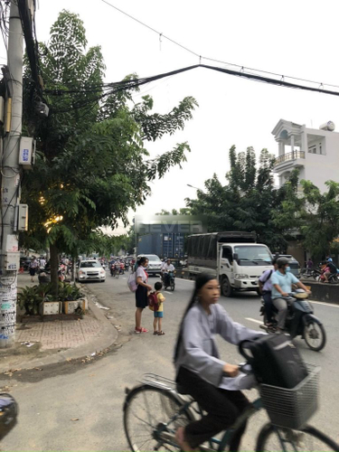 Đường trước nhà phố Quận 12 Nhà cửa hướng Tây có 2 mặt tiền thoáng mát, gần trường học Nguyễn Trung Trực.