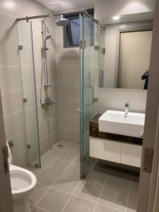 Toilet The Gold View, Quận 4 Căn hộ The Gold View tầng trung, đầy đủ nội thất hiện đại.