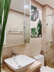 Phòng tắm căn hộ Vinhomes Golden River, Quận 1 Căn hộ Vinhomes Golden River hướng Tây Nam, view nội khu yên tĩnh.