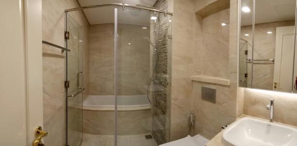Phòng tắm Vinhomes Golden River, Quận 1 Căn hộ Vinhomes Golden River hướng ban công đông bắc nội thất cơ bản diện tích 126.4m².