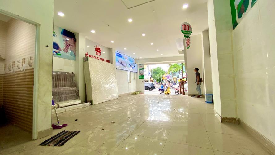 phòng khách Nhà phố hướng Đông Nam mặt tiền, diện tích sử dụng 432m2.