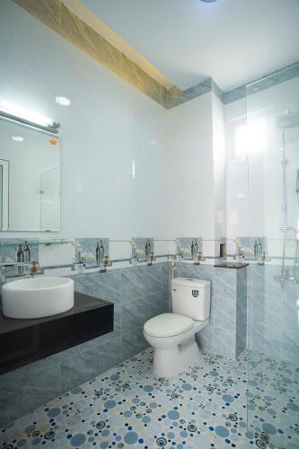 WC nhà phố phú nhuận Bán nhà mặt tiền Lê Tự Tài, Phú Nhuận, sổ hồng, kế bên chợ Nguyễn Đình Chiểu