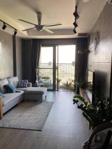 Phòng khách căn hộ The Pegasuite 2, Quận 8 Căn hộ tầng 21 The Pegasuite 2 hướng Tây Bắc, nội thất cơ bản.