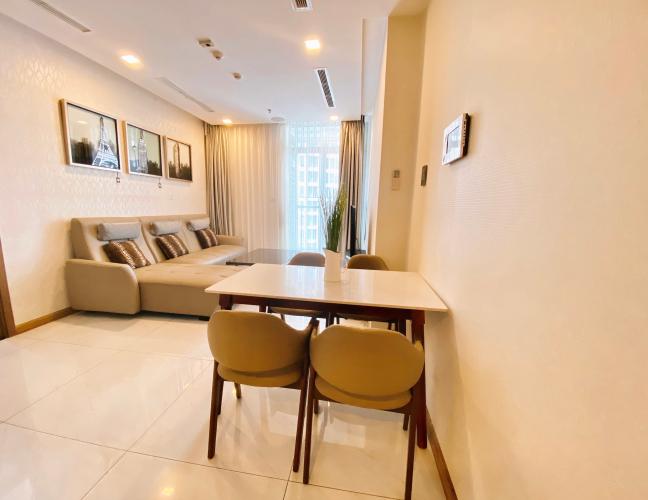 Phòng khách căn hộ VINHOMES CENTRAL PARK Căn hộ Vinhomes Central Park đầy đủ nội thất diện tích 80m².