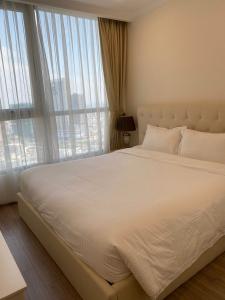 Căn Officetel Vinhomes Central Park, Quận Bình Thạnh Căn Officetel Vinhomes Central Park tầng 3, cửa hướng Đông Nam.