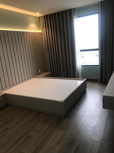 Phòng ngủ căn hộ Riviera Point Căn hộ Riviera Point phòng ngủ lót sàn gỗ, view thành phố sầm uất.