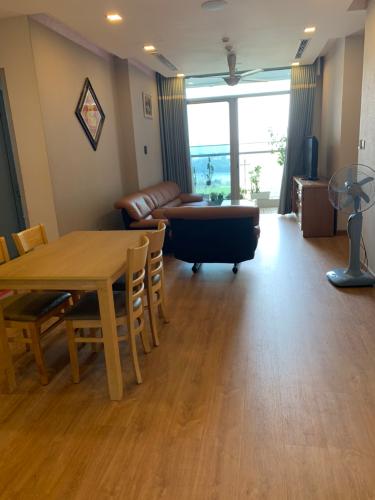 Phòng khách Căn hộ Vinhomes Central Park Căn hộ Vinhomes Central Park tầng 10 nội thất đầy đủ, sàn lót gỗ