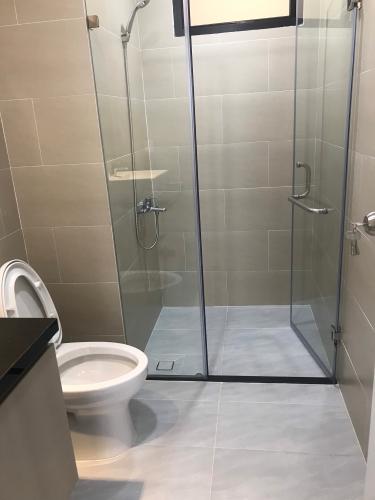 Phòng vệ sinh căn hộ Riviera Point Căn hộ Riviera Point phòng ngủ lót sàn gỗ, view thành phố sầm uất.