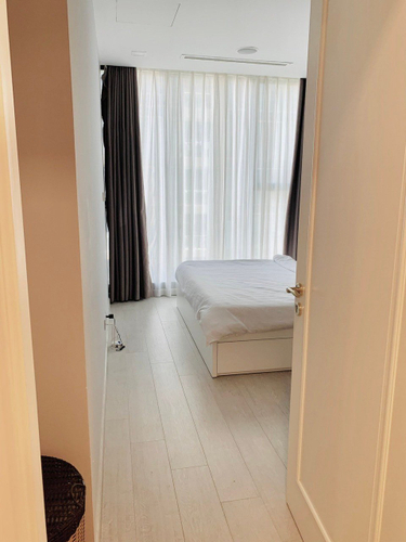 c0a2dc5ae4d659a72154d3e1c7c983f5.jpg Căn hộ 1 phòng ngủ Vinhomes Golden River hướng cửa Tây Nam.